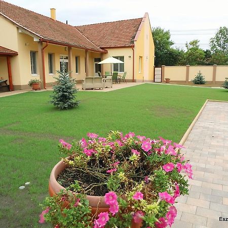 Eszter Apartman Bekescsaba Exterior foto